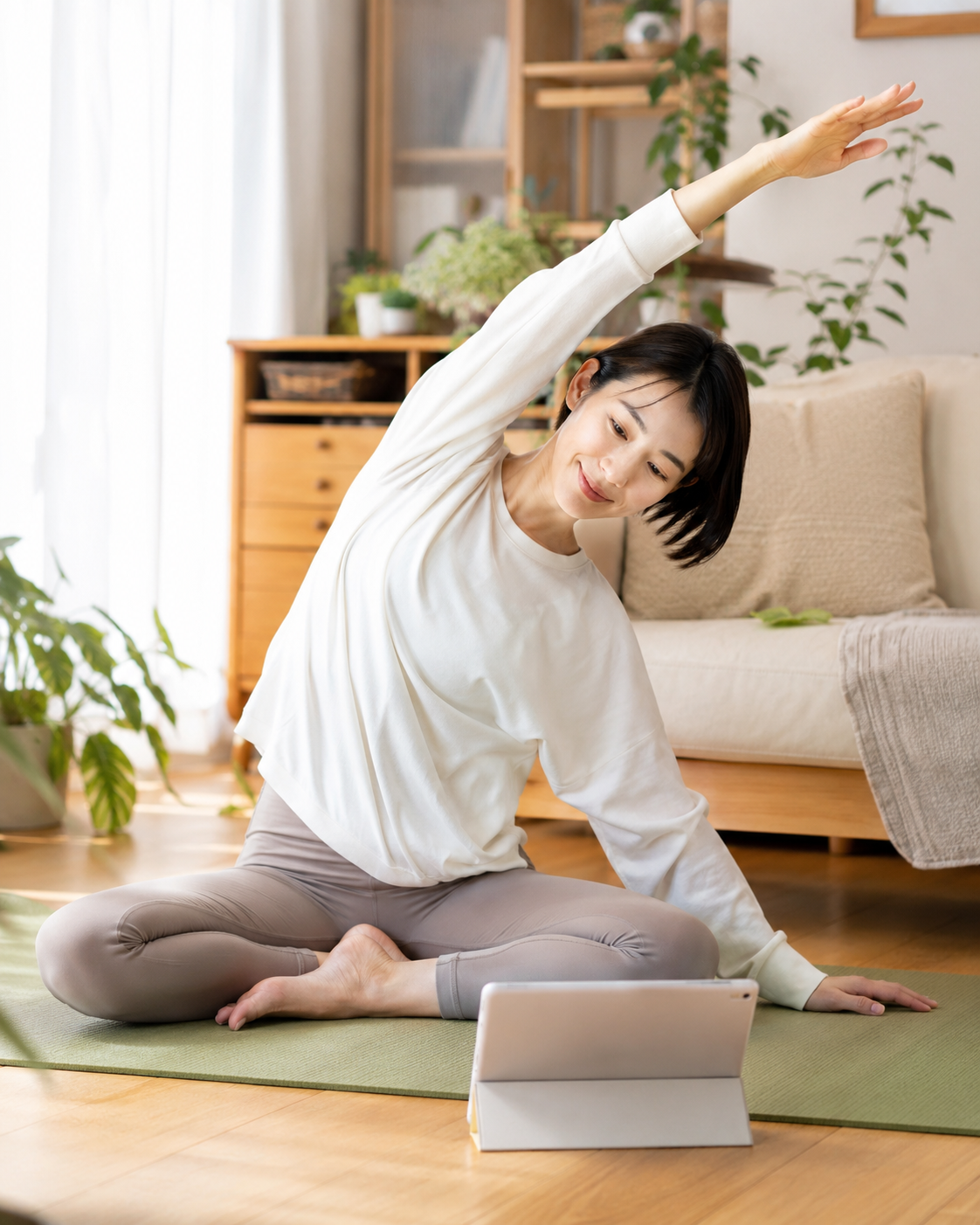 自宅でゆったりとヨガをする女性